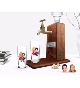 BK Gift Kişiye Özel Renkli Baskılı Sevgililer Karikatürlü İkili Rakı Bardağı ve Ahşap Rakı Standı Hediye Seti-9 (Model 1)