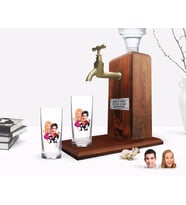 BK Gift Kişiye Özel Renkli Baskılı Sevgililer Karikatürlü İkili Rakı Bardağı ve Ahşap Rakı Standı Hediye Seti-9 (Model 1)