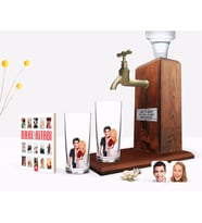 BK Gift Kişiye Özel Renkli Baskılı Sevgililer Karikatürlü İkili Rakı Bardağı Ahşap Rakı Standı ve Cep Kitabı Hediye Seti-90 (Model 1)