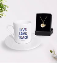 BK Gift Kişiye Özel Yaşa Sev Öğret Türk Kahvesi Fincanı ve İsimli Papatya Kolye Hediye Seti-1 (Model 1)