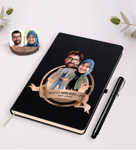 BK Gift Kişiye Özel Yılın En Mükemmel Çifti Karikatürlü Siyah Defter ve Kalem Hediye Seti-60