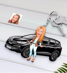BK Gift Kişiye Özel Bayan Renault Kadjar Figürlü Plakalı Ahşap Karikatür Anahtarlık-2 (Beyaz)