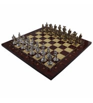 Orta Boy Metal İspanyol Askerleri Satranç Takımı Parlak ve Ceviz Desenli MDF Ahşap Tahtası (37x37 cm.) (Çok Renkli)