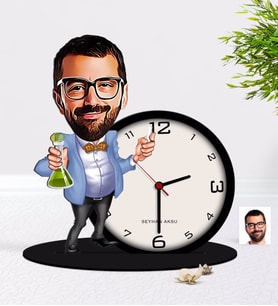 BK Gift Kişiye Özel Erkek Fen Bilimleri Öğretmeni Karikatürlü Ahşap Masaüstü Biblo Saat-2 (Beyaz)