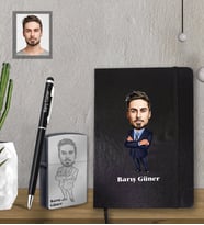 Kişiye Özel Öğretmen Karikatürlü  Siyah Defter Kalem Çakmak Hediye Seti  Bay-8 (Model 1)