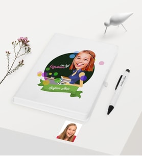 BK Gift Kişiye Özel Bayan En İyi Öğretmen Temalı Karikatürlü Beyaz Defter Kalem Hediye Seti