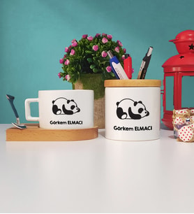 Uykucu Panda Tasarımlı Kişiye Özel Hediye Panda Ahşap Altlıklı Fincan ve Kalemlik Hediye Seti