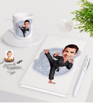 BK Gift Kişiye Özel Erkek Karateci Karikatürlü Beyaz Defter Kalem Türk Kahvesi Fincanı Seti-1 (Model 1)