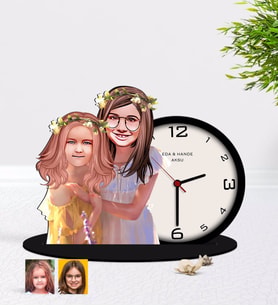 BK Gift Kişiye Özel Kız Kardeşler Karikatürlü Ahşap Biblo Masa Saati-2 (Beyaz)