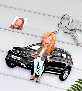 BK Gift Kişiye Özel Bayan Seat Ateca Figürlü Plakalı Ahşap Karikatür Anahtarlık-2 (Beyaz)