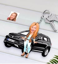 BK Gift Kişiye Özel Bayan Seat Ateca Figürlü Plakalı Ahşap Karikatür Anahtarlık-2 (Beyaz)