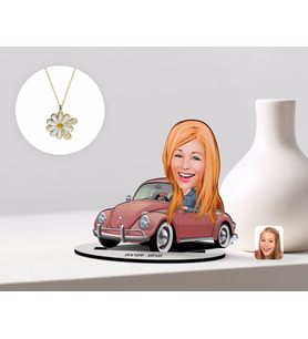 BK Gift Kişiye Özel Kadın Sürücü Karikatürlü 3D Ahşap Biblo ve İsimli Tarihli Papatya Kolye Seti-1 (Model 1)