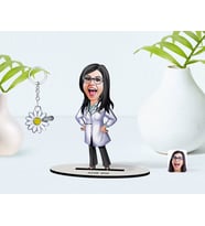 BK Gift Kişiye Özel Kadın Doktor Karikatürlü 3D Ahşap Biblo ve İsimli Silver Papatya Anahtarlık-1 (Model 1)