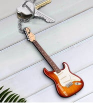 BK Gift Kişiye Özel İsimli Elektro Gitar Enstrüman Ahşap Anahtarlık-9 (Beyaz)