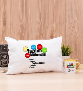 Yazılım Mühendisi Dikdörtgen Yastık ve Sarı Kupa Bardak