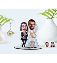 BK Gift Kişiye Özel Sevgililer Karikatürlü 3D Ahşap Biblo ve İsimli Gold Papatya Anahtarlık-16 (Model 1)