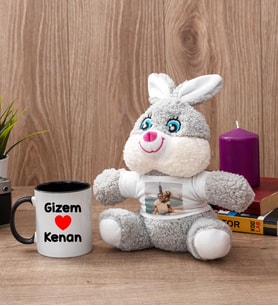 Sevgililere Özel İsim Yazılı Siyah Kupa Bardak ve Peluş Tavşan