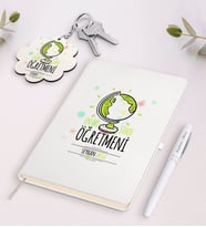 BK Gift Kişiye Özel En İyi Sınıf Öğretmeni Beyaz Defter Kalem Ve Anahtarlık Hediye Seti-3 (Model 1)