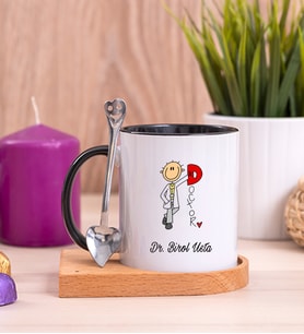 Doktor Karikatürü Ahşap Altlıklı Siyah Kupa Bardak