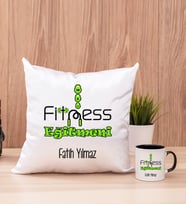Fitness Eğitmeni Kare Yastık ve Siyah Kupa Bardak
