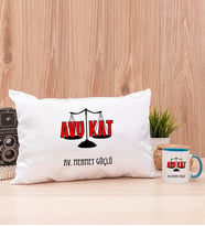 Avukat Dikdörtgen Yastık ve Mavi Kupa Bardak