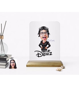 BK Gift Kişiye Özel Kadın Pilot Karikatürlü Ahşap Standlı Çerçeve (Beyaz)