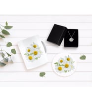 BK Gift Kişiye Özel Papatya Temalı Kupa Bardak Altlığı ve İsimli Silver Papatya Kolye Seti-12 (Model 1)