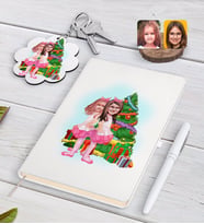 BK Gift Kişiye Özel Yeni Yıl Kız Kardeşler Karikatürlü Beyaz Defter Kalem ve Anahtarlık Hediye Seti-1 (Model 1)