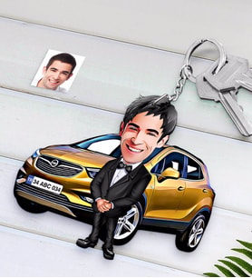 BK Gift Kişiye Özel Erkek Opel Mokka Figürlü Plakalı Ahşap Karikatür Anahtarlık-1 (Beyaz)