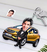 BK Gift Kişiye Özel Erkek Opel Mokka Figürlü Plakalı Ahşap Karikatür Anahtarlık-1 (Beyaz)