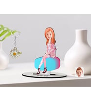 BK Gift Kişiye Özel Kadın Karikatürlü 3D Ahşap Biblo ve İsimli Gold Papatya Anahtarlık-32 (Model 1)