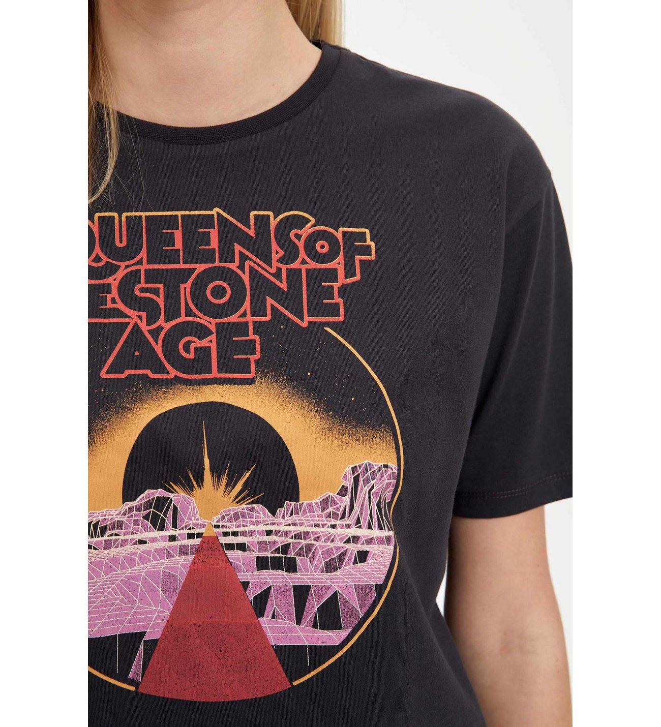 DeFacto Queens of the Stone Age Lisanslı Kısa Kollu Tişört