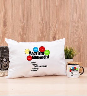 Yazılım Mühendisi Dikdörtgen Yastık ve Siyah Kupa Bardak