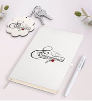 BK Gift Kişiye Özel Resepsiyonist Beyaz Defter Kalem ve Anahtarlık Hediye Seti-1 (Model 1)