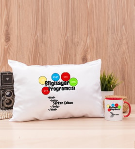 Bilgisayar Programcısı Dikdörtgen Yastık ve Kırmızı Kupa Bardak