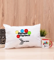 Bilgisayar Programcısı Dikdörtgen Yastık ve Kırmızı Kupa Bardak