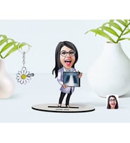 BK Gift Kişiye Özel Kadın Radyolojist Karikatürlü 3D Ahşap Biblo ve İsimli Silver Papatya Anahtarlık-1 (Model 1)