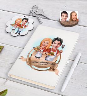 BK Gift Kişiye Özel Yılın En Mükemmel Çifti Karikatürlü Beyaz Defter Kalem ve Anahtarlık Hediye Seti-57 (Model 1)