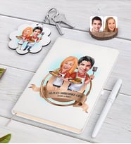 BK Gift Kişiye Özel Yılın En Mükemmel Çifti Karikatürlü Beyaz Defter Kalem ve Anahtarlık Hediye Seti-57 (Model 1)