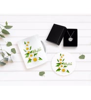 BK Gift Kişiye Özel Papatya Temalı Kupa Bardak Altlığı ve İsimli Silver Papatya Kolye Seti-8 (Model 1)