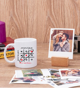Aşk Her Zaman Kazanır Beyaz Kupa Bardak ve Ahşap Standlı Polaroid Set