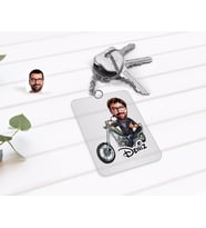 BK Gift Kişiye Özel Erkek Motorcu Karikatürlü Şeffaf Pleksi Anahtarlık-4 (Beyaz)