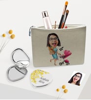BK Gift Kişiye Özel Ev Hanımı Anne Karikatürlü Keten Makyaj Çantası ve Kalp Ayna Seti-1 (Model 1)