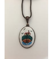 Tekne İşlemeli Kanaviçe Kolye