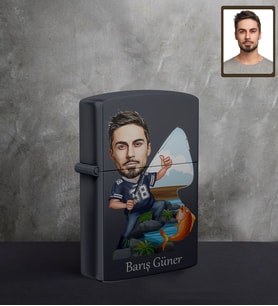 Kişiye Özel Balıkçı Karikatürlü UV Baskılı Siyah Benzinli Çakmak Bay-4