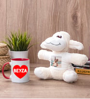 Sevgiliye Hediye İsim Yazılı Kalpli Kırmızı Kupa Bardak ve Peluş Koyun