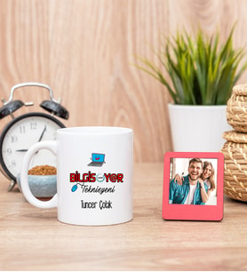 Bilgisayar Teknisyeni Beyaz Kupa Bardak ve Kırmızı Mini Fotoğraf Çerçevesi