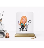 BK Gift Kişiye Özel Kadın Kuaför Karikatürlü Ahşap Standlı Çerçeve (Beyaz)