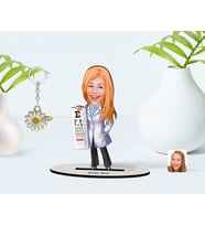 BK Gift Kişiye Özel Kadın Göz Doktoru Karikatürlü 3D Ahşap Biblo ve İsimli Gold Papatya Anahtarlık (Model 1)
