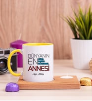 Dünyanın En İyi Annesi Ahşap Altlıklı Mumlu Sarı Kupa Bardak